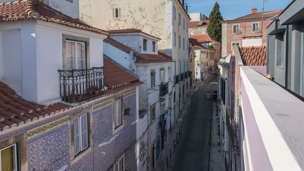 Bairro Alto Flat: Balcony Views by LovelyStay