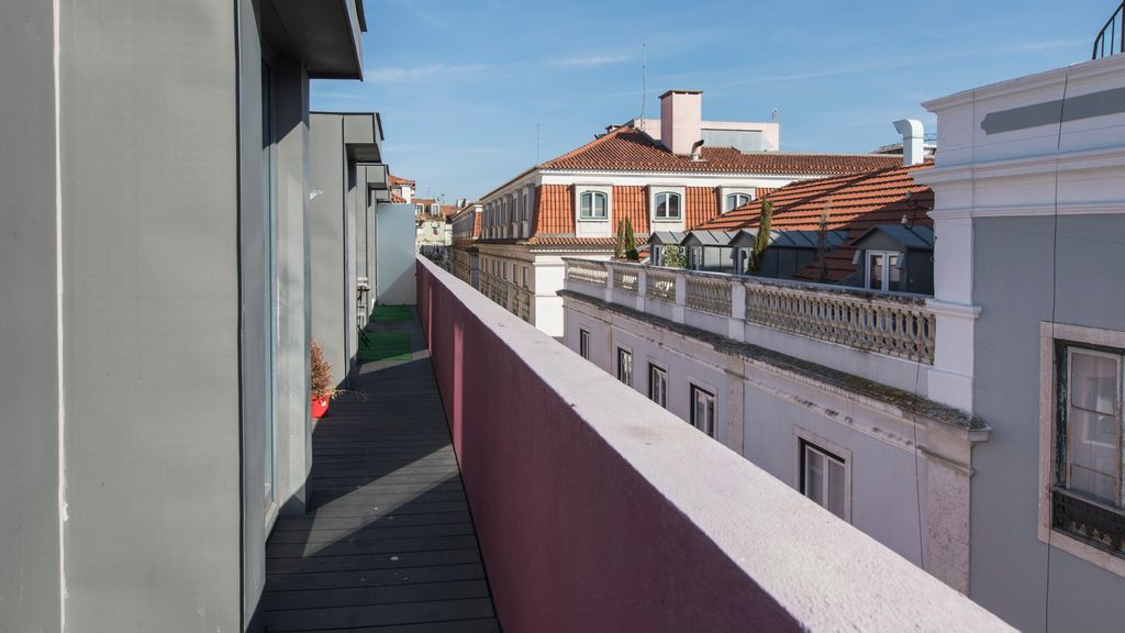Bairro Alto Flat: Balcony Views by LovelyStay