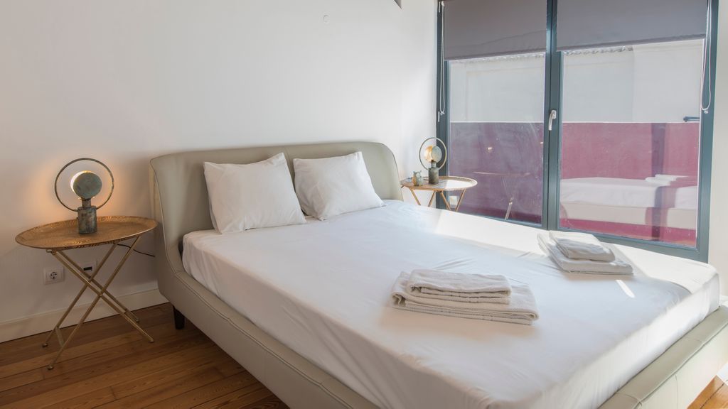 Bairro Alto Flat: Balcony Views by LovelyStay