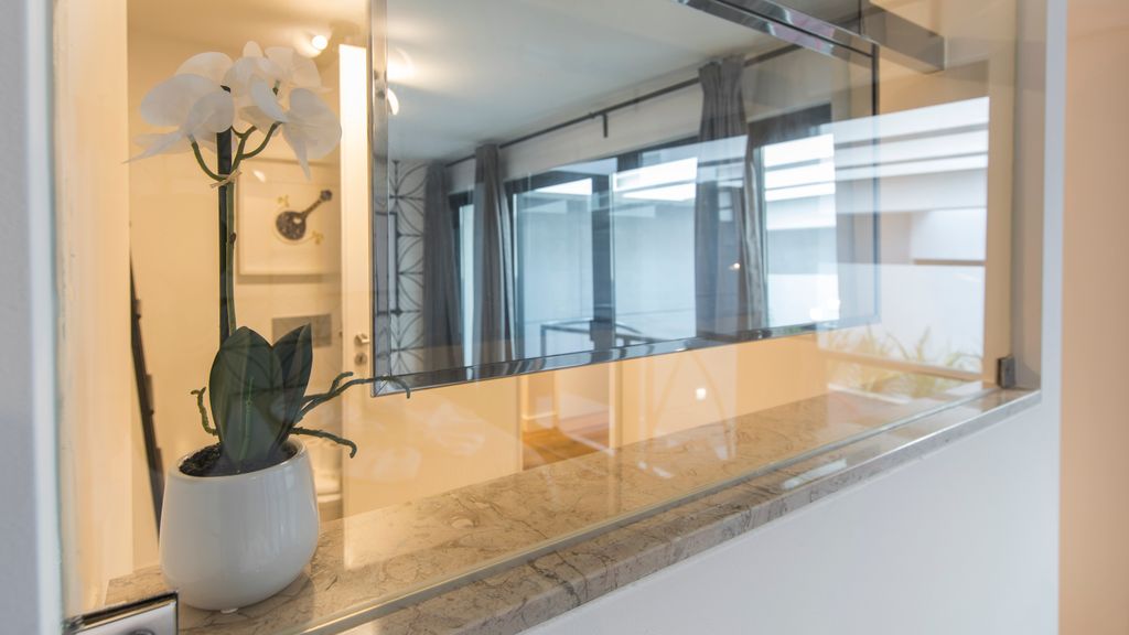 Modern & colourful flat in Graça by LovelyStay