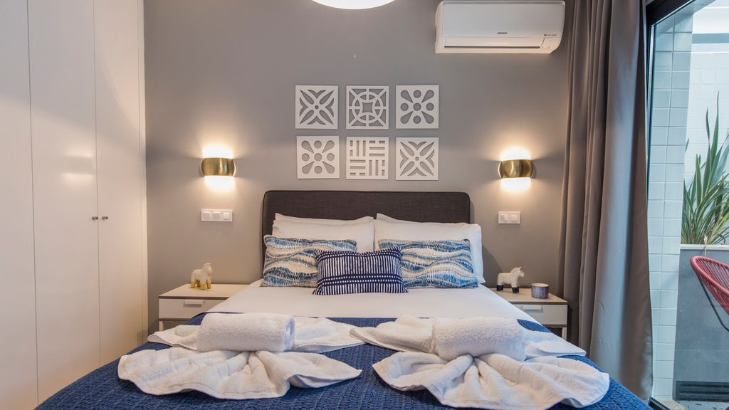 Modern & colourful flat in Graça by LovelyStay