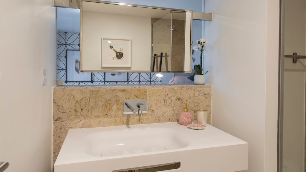 Modern & colourful flat in Graça by LovelyStay