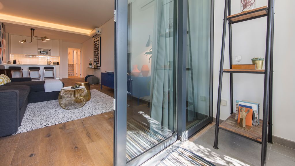 Modern & colourful flat in Graça by LovelyStay