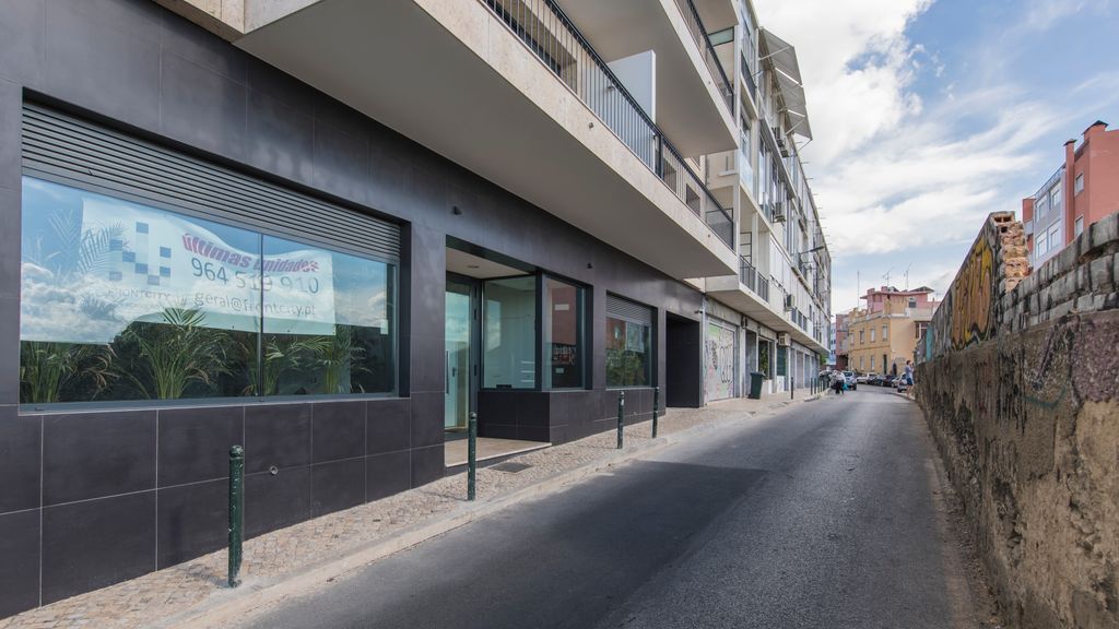 Modern & colourful flat in Graça by LovelyStay