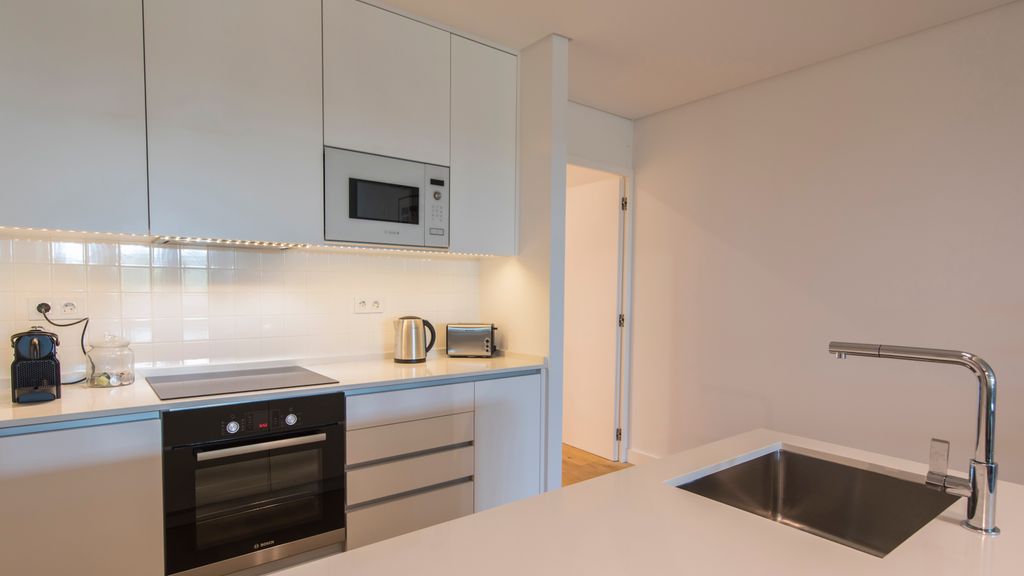 Modern & colourful flat in Graça by LovelyStay