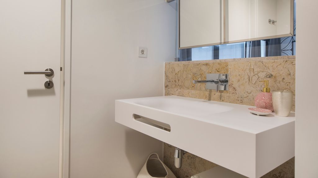 Modern & colourful flat in Graça by LovelyStay