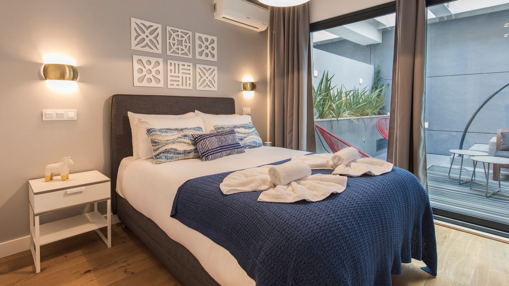 Modern & colourful flat in Graça by LovelyStay