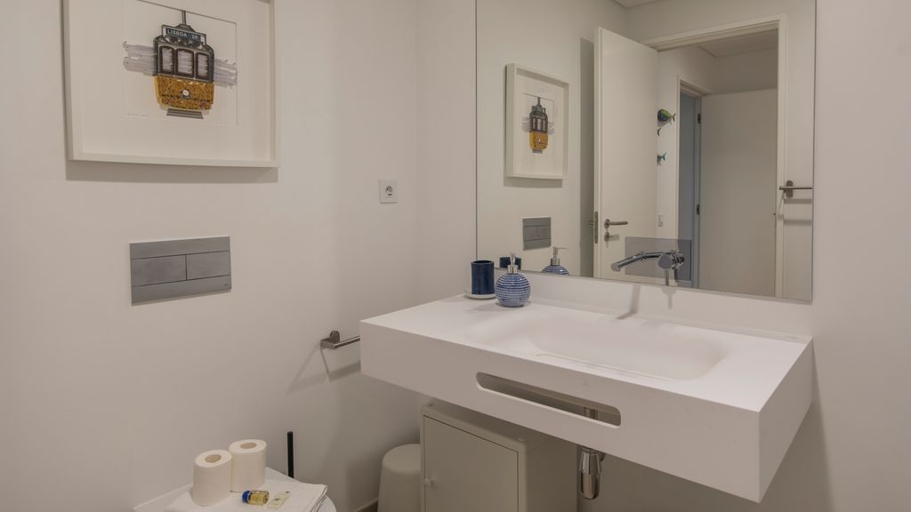 Modern & colourful flat in Graça by LovelyStay
