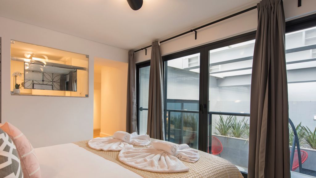 Modern & colourful flat in Graça by LovelyStay