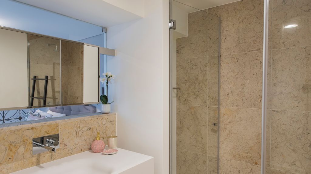 Modern & colourful flat in Graça by LovelyStay