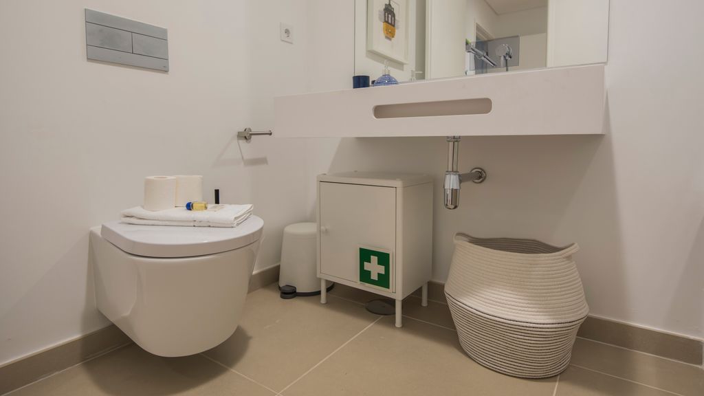 Modern & colourful flat in Graça by LovelyStay