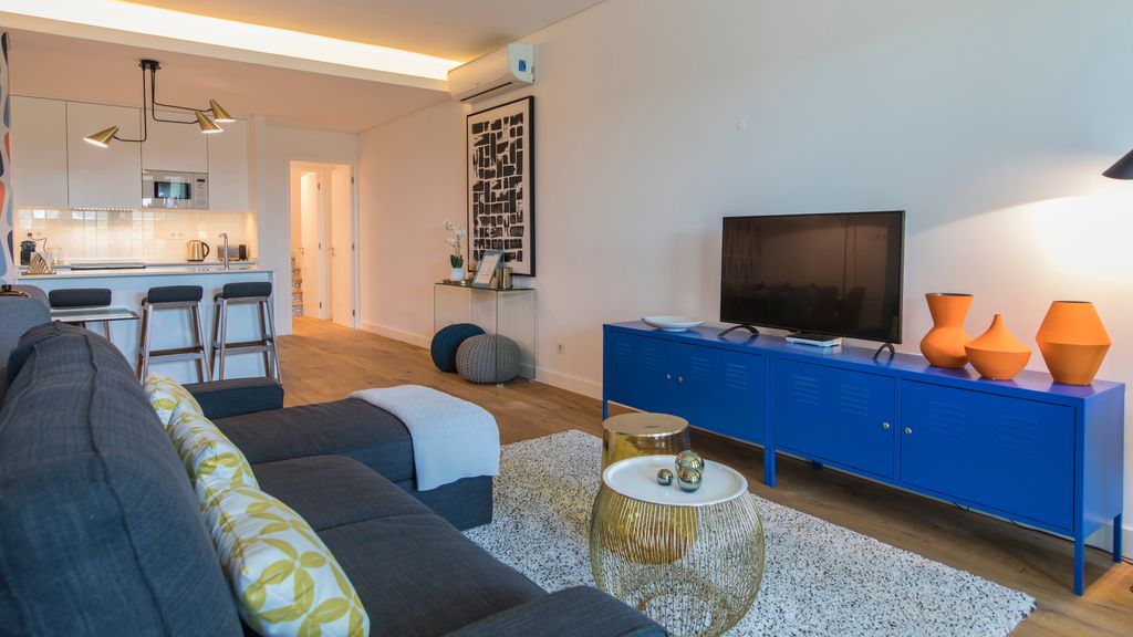 Modern & colourful flat in Graça by LovelyStay