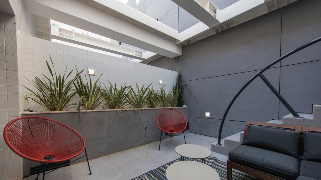 Modern & colourful flat in Graça by LovelyStay