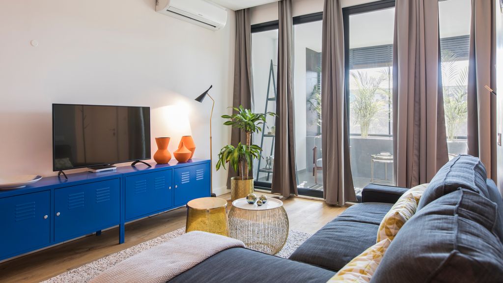 Modern & colourful flat in Graça by LovelyStay