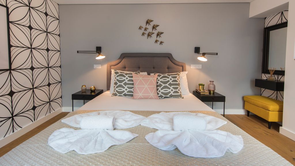 Modern & colourful flat in Graça by LovelyStay