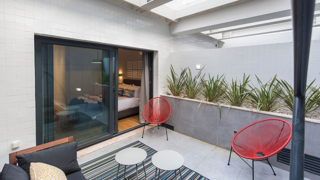 Modern & colourful flat in Graça by LovelyStay