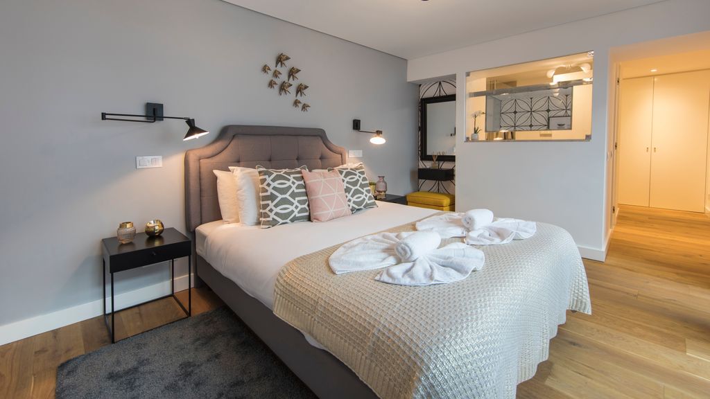 Modern & colourful flat in Graça by LovelyStay