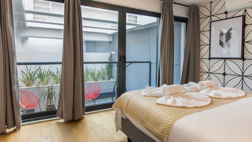 Modern & colourful flat in Graça by LovelyStay
