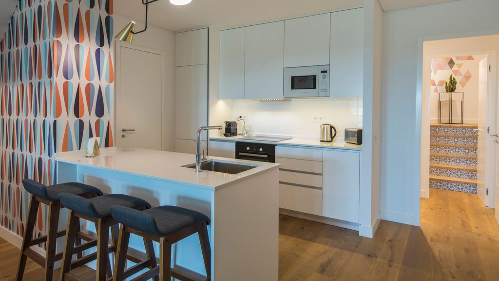 Modern & colourful flat in Graça by LovelyStay