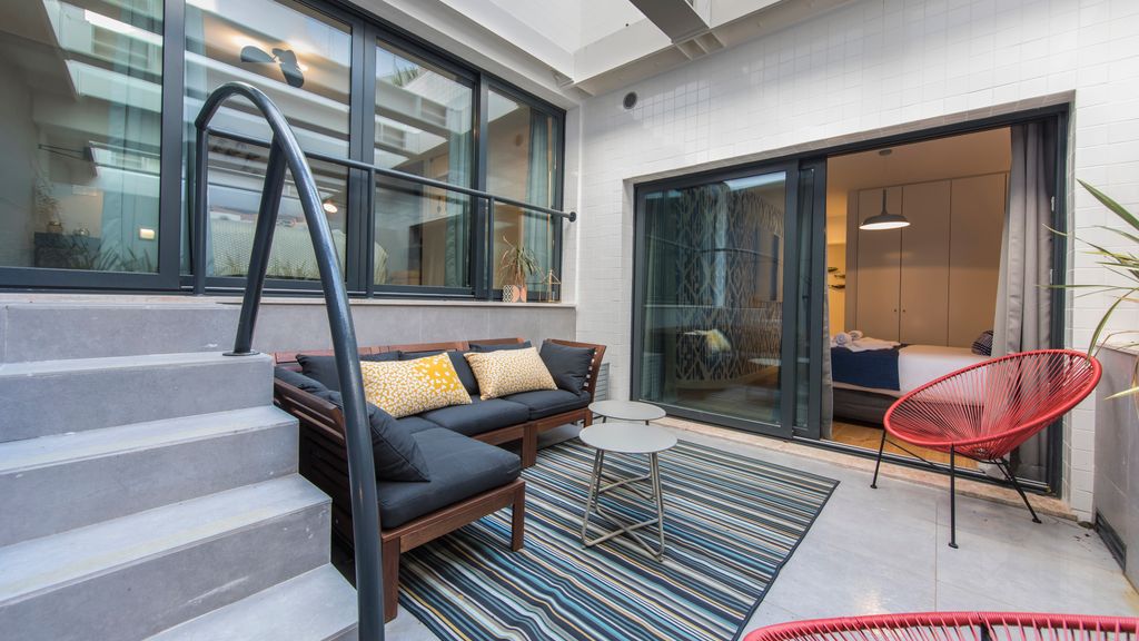 Modern & colourful flat in Graça by LovelyStay