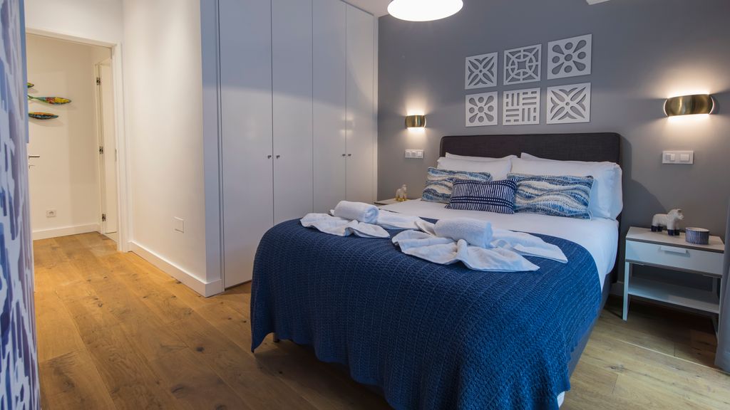 Modern & colourful flat in Graça by LovelyStay