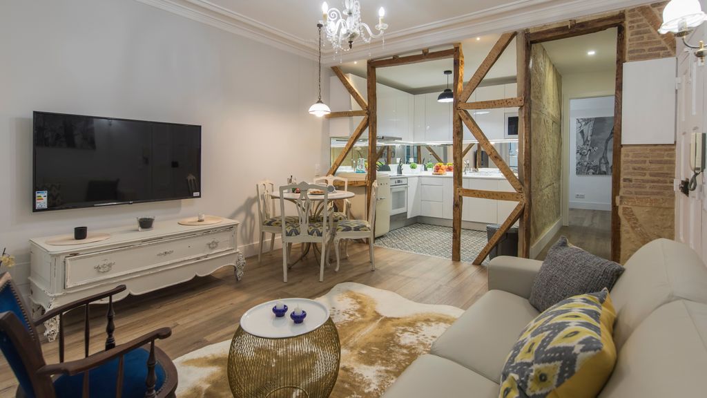 Vintage Flat Near Santa Justa's Lift by LovelyStay