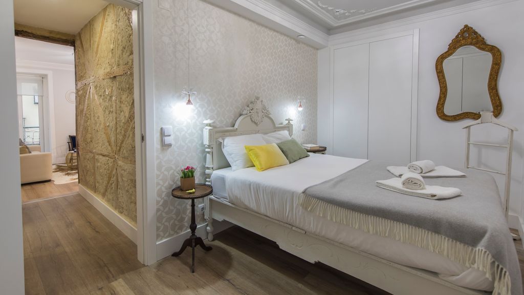 Vintage Flat Near Santa Justa's Lift by LovelyStay