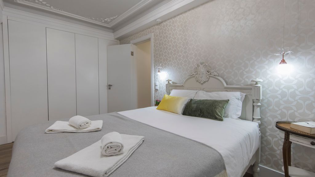 Vintage Flat Near Santa Justa's Lift by LovelyStay