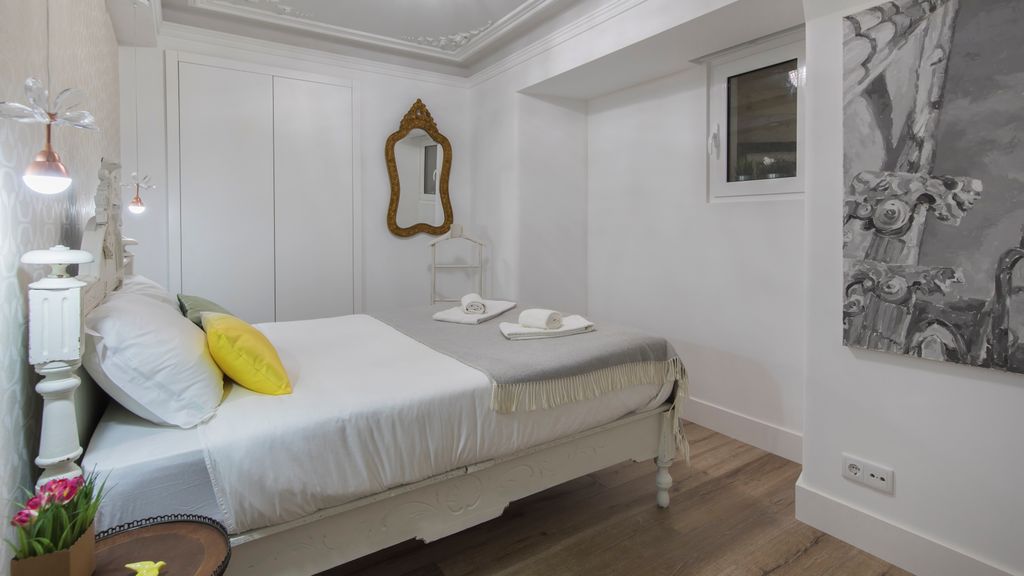 Vintage Flat Near Santa Justa's Lift by LovelyStay