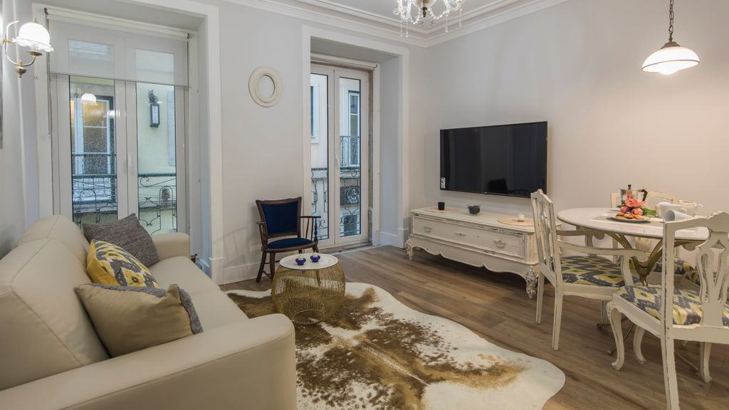 Vintage Flat Near Santa Justa's Lift by LovelyStay
