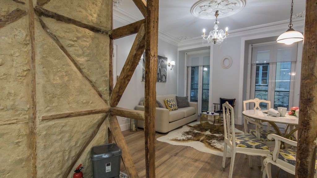 Vintage Flat Near Santa Justa's Lift by LovelyStay