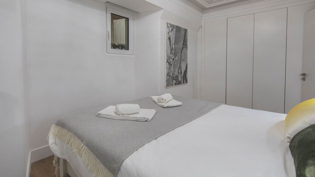 Vintage Flat Near Santa Justa's Lift by LovelyStay