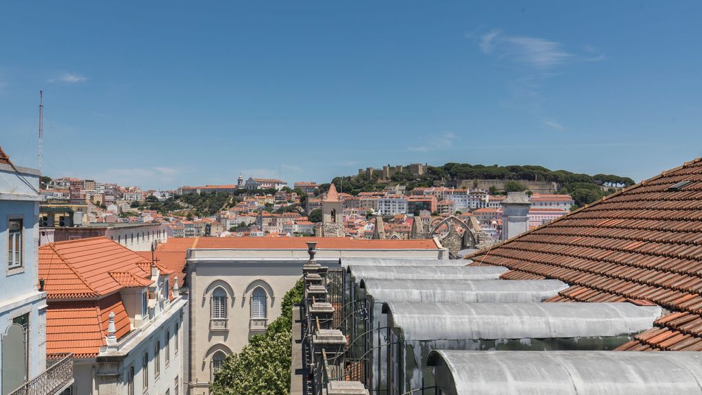 Charming Chiado 2BDR W/Balcony by LovelyStay