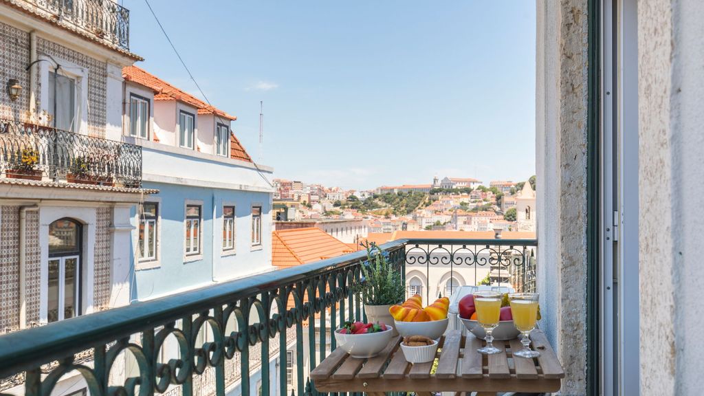 Charming Chiado 2BDR W/Balcony by LovelyStay