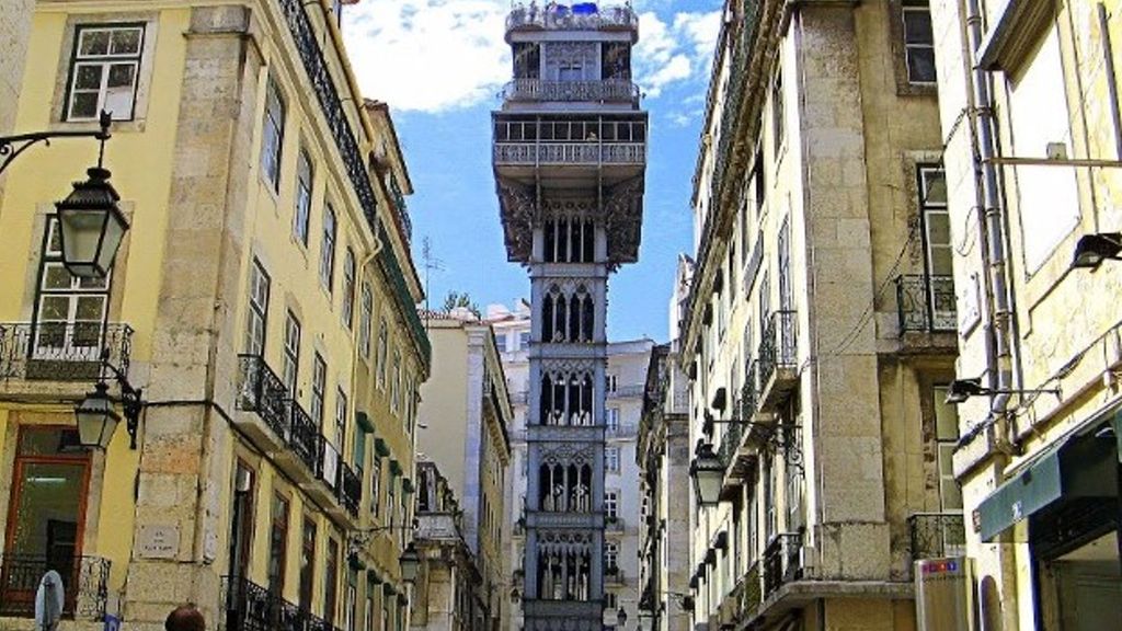Charming Chiado 2BDR W/Balcony by LovelyStay