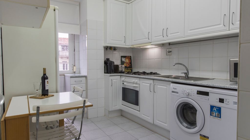 Charming Chiado 2BDR W/Balcony by LovelyStay