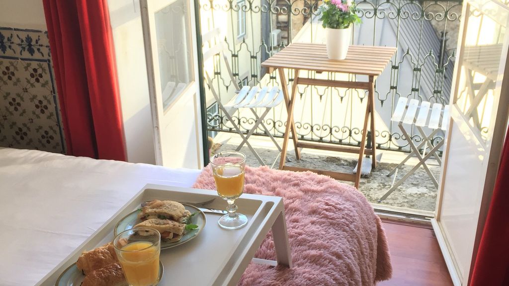 Charming Chiado 2BDR W/Balcony by LovelyStay