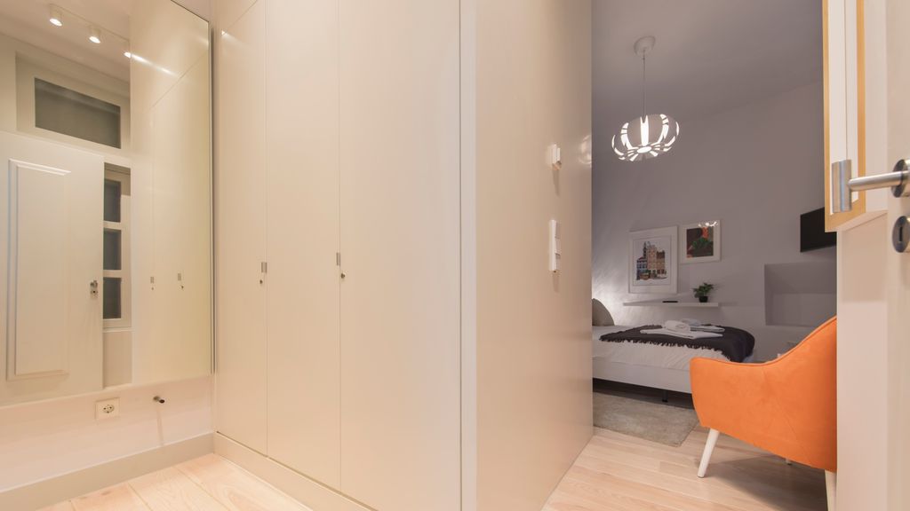 3 Bedroom Downtown Wonderwall by LovelyStay