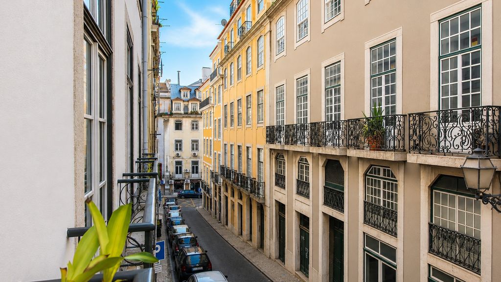 3 Bedroom Downtown Wonderwall by LovelyStay