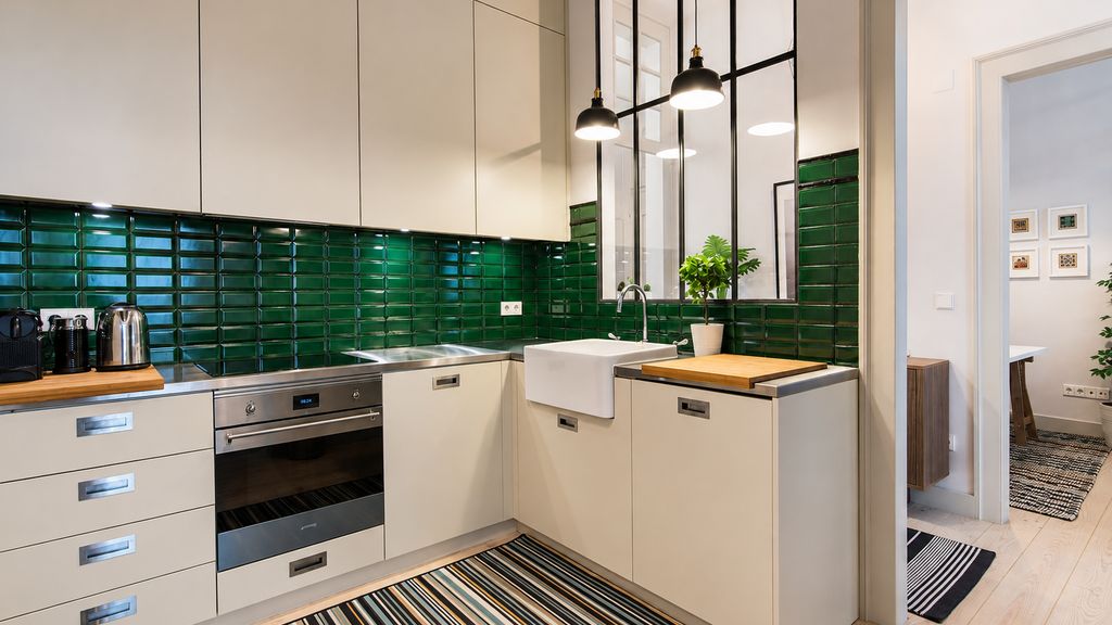 3 Bedroom Downtown Wonderwall by LovelyStay