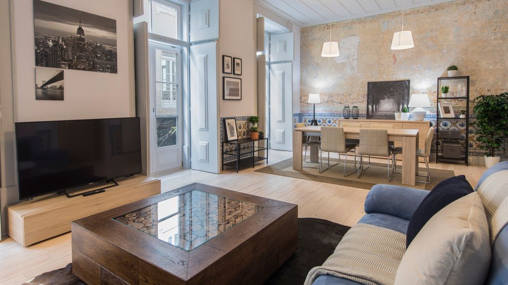 3 Bedroom Downtown Wonderwall by LovelyStay