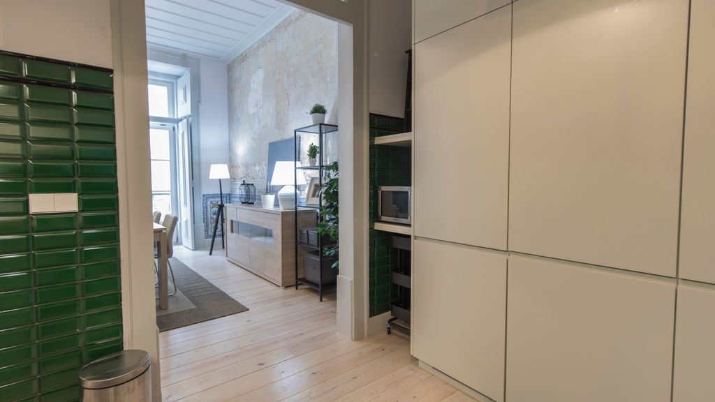 3 Bedroom Downtown Wonderwall by LovelyStay