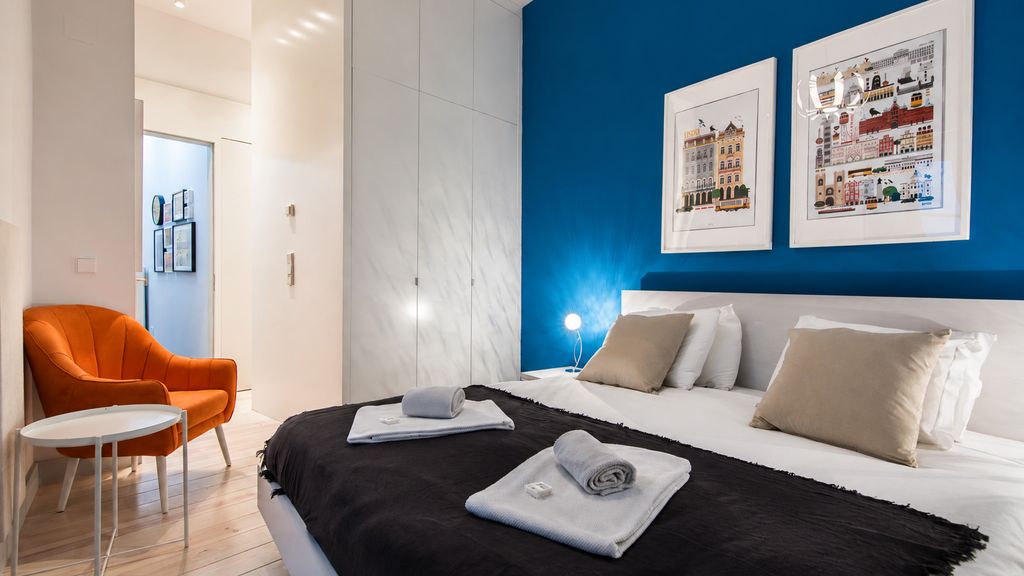 3 Bedroom Downtown Wonderwall by LovelyStay