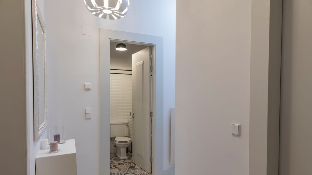 3 Bedroom Downtown Wonderwall by LovelyStay