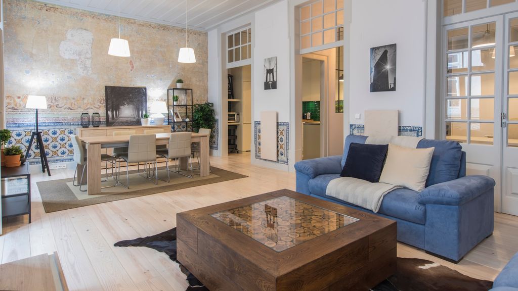 3 Bedroom Downtown Wonderwall by LovelyStay
