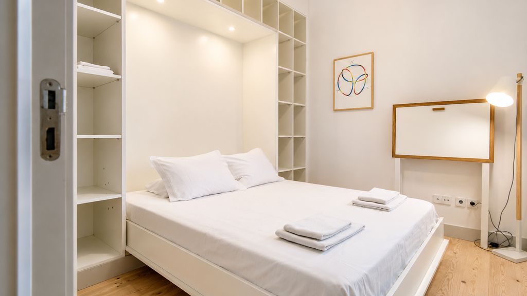 3 Bedroom Downtown Wonderwall by LovelyStay