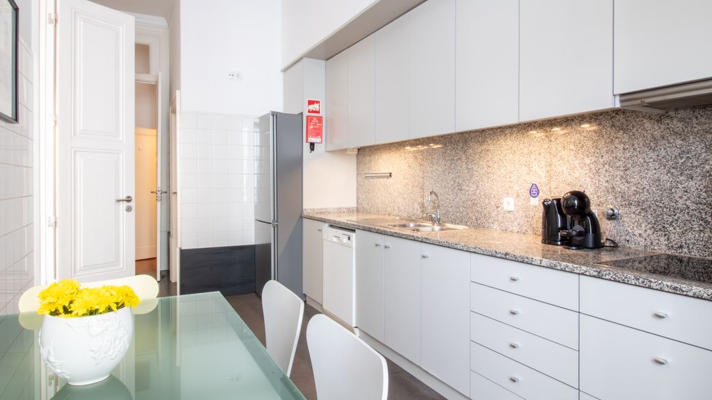 Aurora Heights Apartment by LovelyStay
