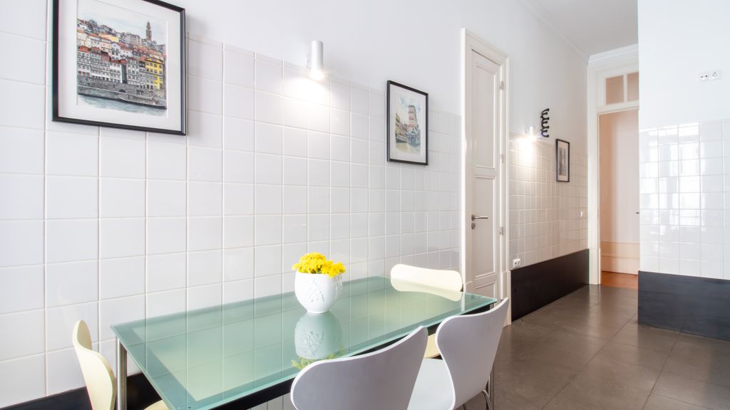 Aurora Heights Apartment by LovelyStay