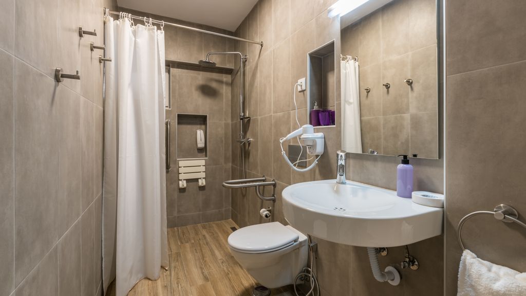 Green Oasis Villa w/Parking by beach by LovelyStay