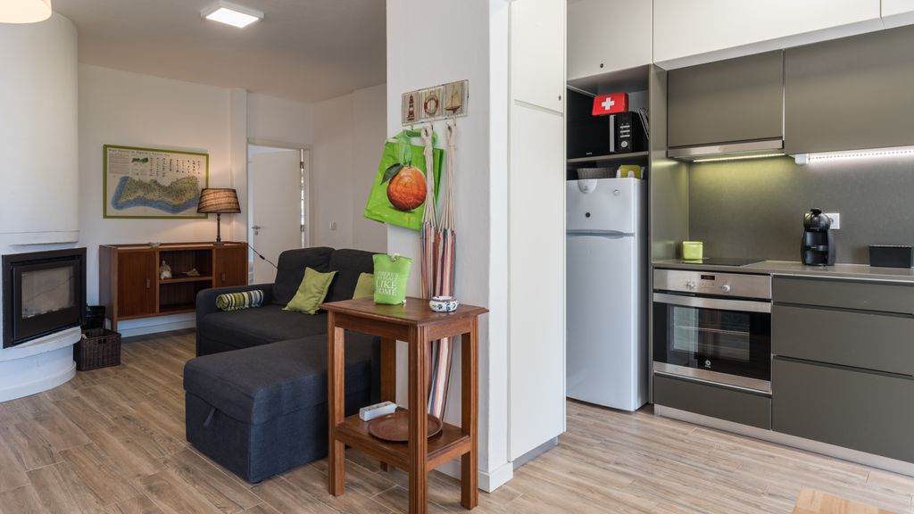 Green Oasis Villa w/Parking by beach by LovelyStay
